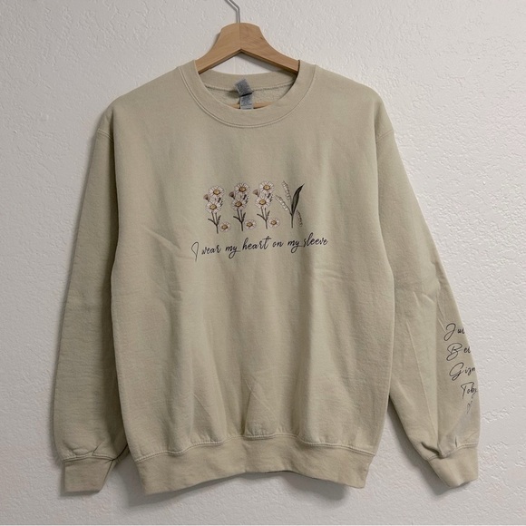 Gildan Sweaters - Cream Daisy Floral Script Graphic Crew Sweatshirt, Size S